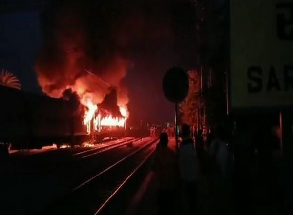 Delhi-Darbhanga Clone Special Train Catches Fire Near Sarai Bhopat Railway Station in Etawah District (Watch Video)