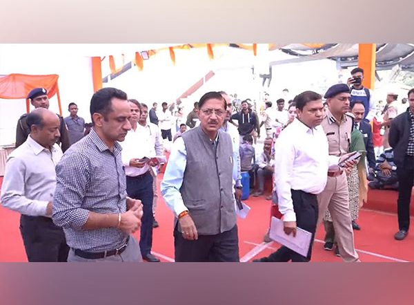 India News | General Manager Northern Railway Inspects New Delhi Railway Station to See the Chhath Puja Arrangements