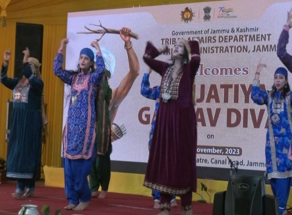 India News | Srinagar: Lt Governor Manoj Sinha Inaugurates the 'Chhau Parv' Festival
