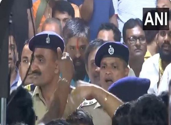 India News | Scuffle Breaks out Between Supporters of Uddhav, Shinde at Shivaji Park in Mumbai