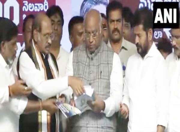India News | Congress Launches Election Manifesto in Poll-bound Telangana, Promises Six Guarantees
