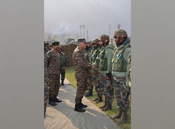 India News | J-K: Chinar Corps Cdr Compliments Troopers for Foiling Infiltration Bid in Uri
