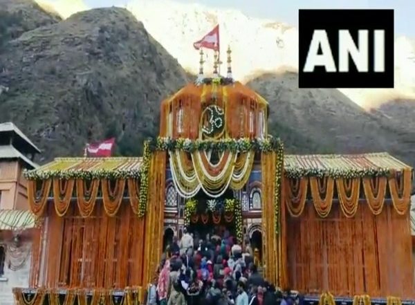 India News | Badrinath Dham Decked Up with 15 Quintals of Marigold Before Portals Close for Winter Today