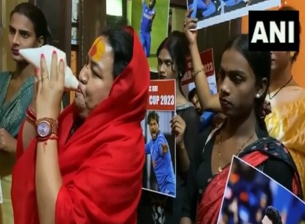 Sports News | Members of Transgender Community Perform Special Prayer for Team India's Win in CWC Final