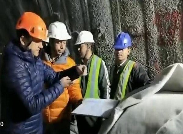 India News | Uttarkashi Tunnel Crash: Rescue Team Begins Operation to Insert 6-inch Pipe to Maintain Food Supply