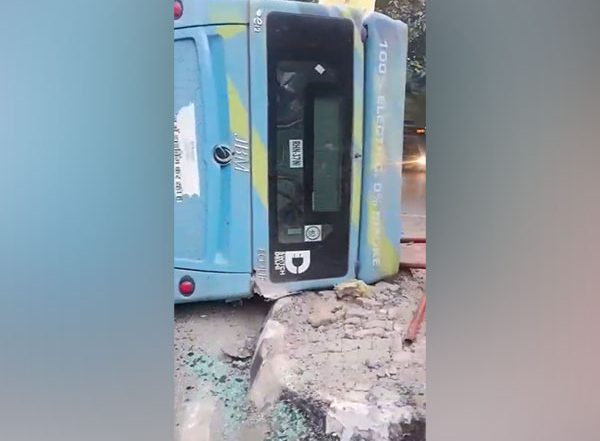 India News | Three Injured as DTC Electric Bus Overturns in Delhi's Rohini Sector 15