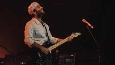 Business News | Arijit Singh Wows Fans in Dubai with an Exclusive Preview of His Latest Song 'In Raahon Mein' from 'The Archies' During His Concert