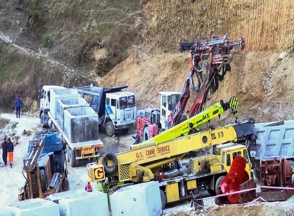 India News | Jharkhand Govt Team All Set to Airlift 15 State Workers Trapped in Silkyara Tunnel