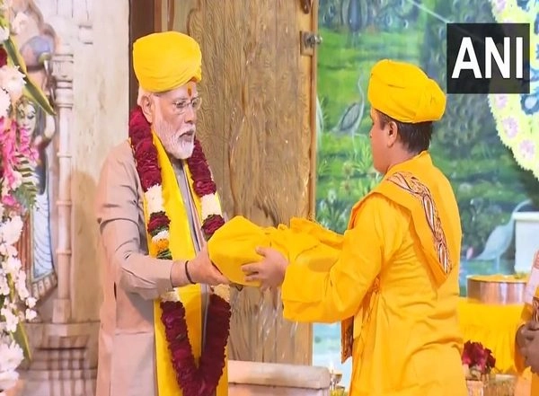 India News | PM Modi Offers Prayers at Shri Krishna Janmabhoomi Temple in UP's Mathura