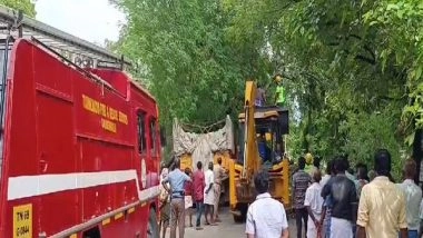 India News | Tamil Nadu: Traffic Hit for Two Hours as Tree Falls on Truck in Thoothukudi