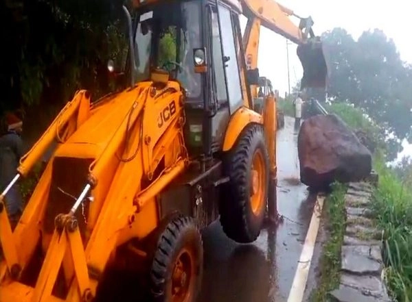 India News | Tamil Nadu Rains: Traffic Resumes on Landslide-hit Coonoor-Mettupalayam Highway