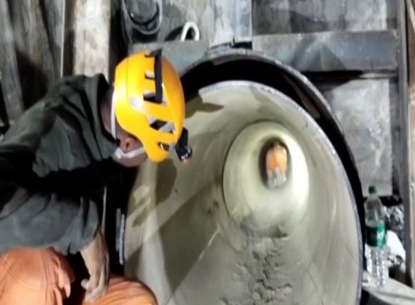 India News | Uttarkashi Tunnel Rescue: NDRF Demonstrates Movement of Wheeled Stretchers Through Pipeline