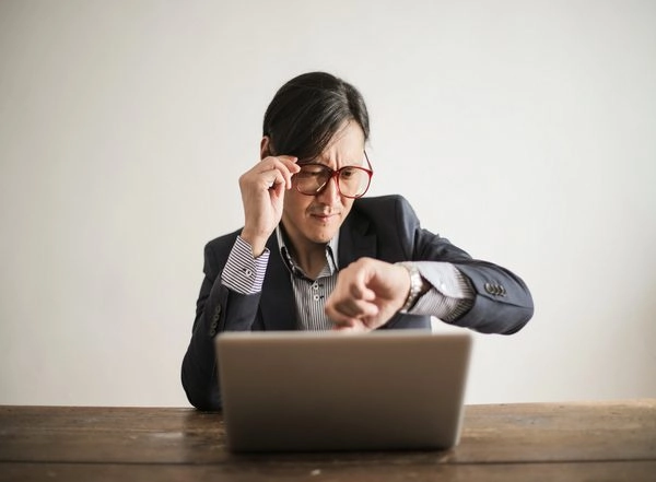Health News | People Suffering from Work Addiction Feel Ill Even when They Are Working: Study