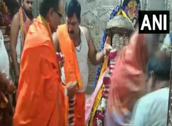 India News | MP CM Chouhan, His Wife Offer Prayers at Mahakaleshwar Temple in Ujjain
