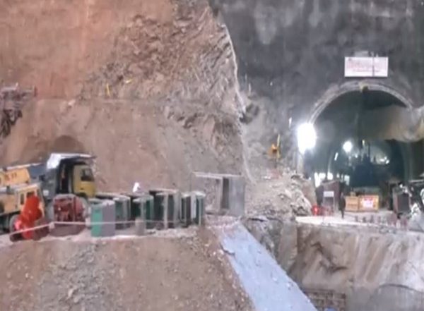 India News | Uttarakhand CM Dhami Inspects Tunnel Site; Arnold Dix Sheds Hope Amid Delay in Rescue of Trapped Workers