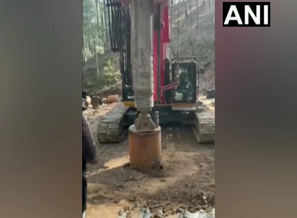 India News | Vertical Drilling of Uttarkashi Tunnel Begins to Rescue 41 Trapped Workers; Rescuers Make 17-metre Progress