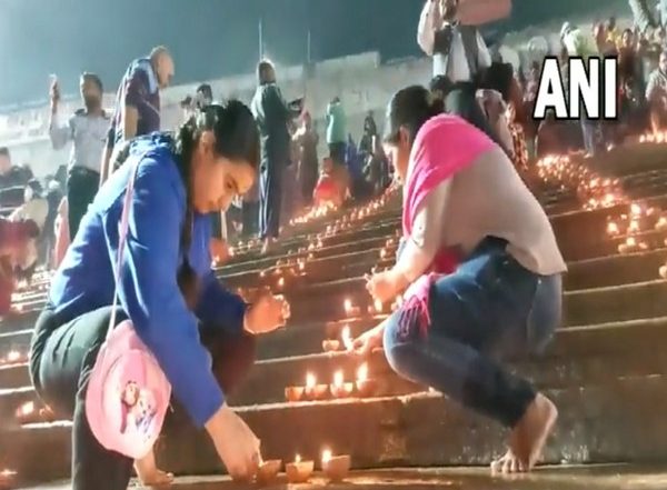 India News | Devotees Light 21,000 Lamps in Har Ki Paudi, Pray for Labourers Trapped in Silkyara Tunnel