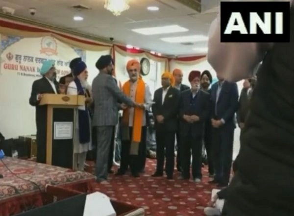 World News | US: Indian Envoy Taranjit Sandhu Celebrates Gurpurab in New York, Felicitated by Sikh Community
