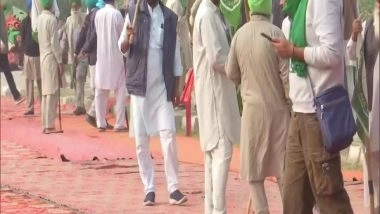 India News | Farmers Watch Movie at Mohali-Chandigarh Border Amid 3-day Protest