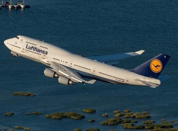 World News | Flight to Bangkok Expected to Continue Subsequently with Minor Delays: Lufthansa Airline After Flight Diverted to Delhi