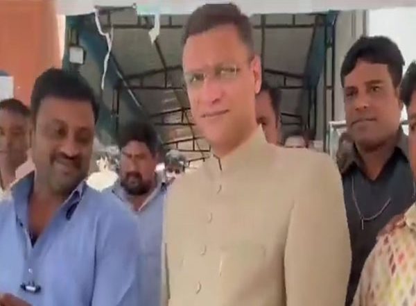 India News | Telangana Polls: AIMIM Leader Akbaruddin Owaisi Casts His Vote in Hyderabad