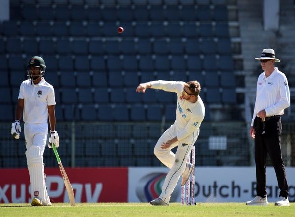 Sports News | Glenn Phillips Seen Applying Saliva on Ball During Day 3 of 1st Test Between New Zealand, Bangladesh