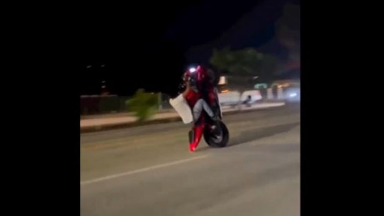 ‘Gaadi Par Control Na Khoyen, Nahi Toh Ho Sakta Hai Moye Moye’: Delhi Police Shares Video of Man Performing Stunt While Riding Bike, Warned Bikers for Such Dangerous Stunts