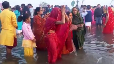 Chhath Puja 2023: Devotees Give 'Araghya' to Rising Sun at Ghats and Beaches in India, Videos Surface