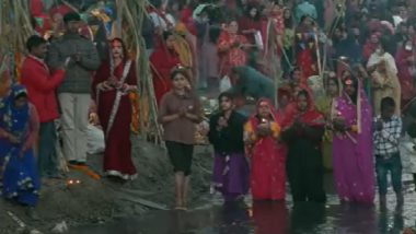 Chhath Puja 2023 in Nepal: Devotees Give 'Araghya' to Rising Sun at Ghat in Kathmandu as Part of Chhath Puja Celebration (Watch Video)