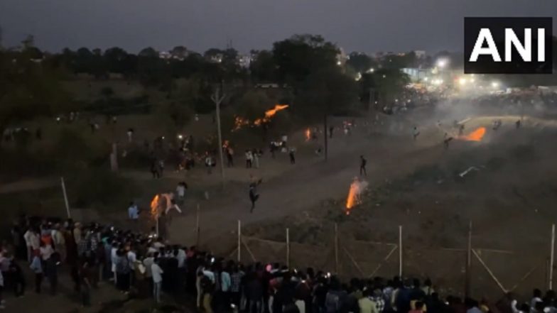 Hingot War 2023 in Madhya Pradesh: People Hurl Fireballs at Each Other at Traditional Hingot Yudh Festival in Indore (Watch Video)
