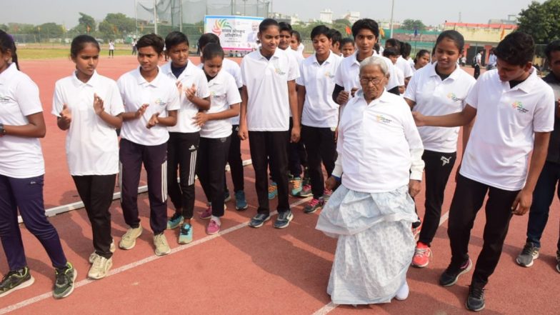 Sansad Khel Pratiyogita 2023: 103-Year-Old Kalawati Devi Sprints in Competition in White Saree and Sports Shoes in Varanasi, Video Surfaces