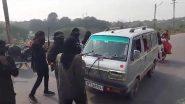 Uttar Pradesh: Men Pose As Bandits Armed With Dummy Weapons and Crackers, Stop Commuters and Take Donations in Jhansi; Video Surfaces