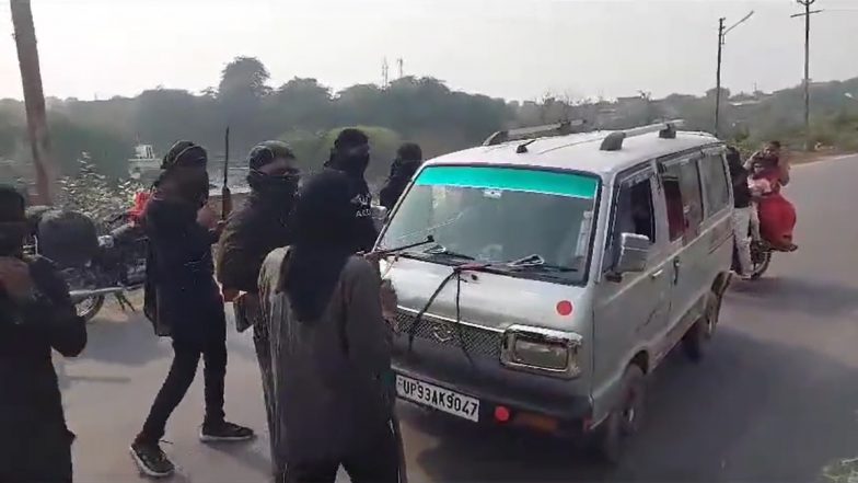 Uttar Pradesh: Men Pose As Bandits Armed With Dummy Weapons and Crackers, Stop Commuters and Take Donations in Jhansi; Video Surfaces