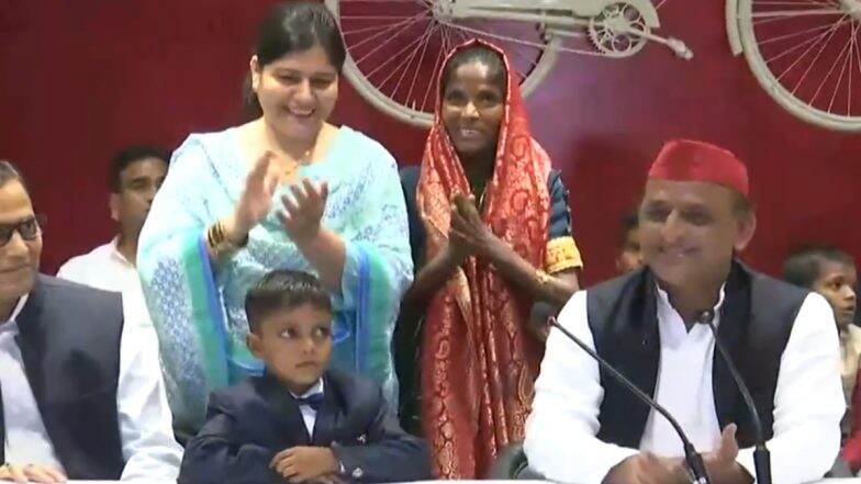 Akhilesh Yadav Celebrates Birthday of ‘Demonetisation Boy’ Khazanchi in Lucknow, Takes Jibe at BJP (Watch Video)