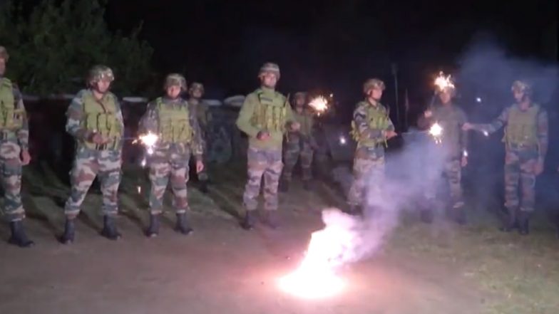 Diwali 2023: Indian Army Personnel Celebrate Deepavali by Lighting Sparklers and Bursting Crackers in Jammu and Kashmir’s Rajouri (Watch Video)