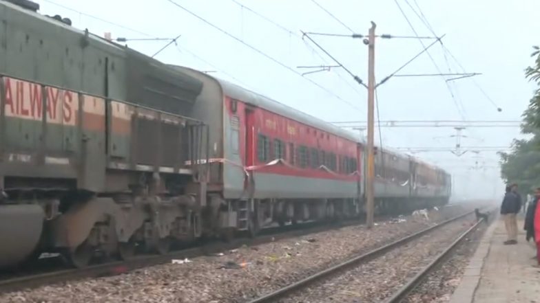 New Delhi-Darbhanga Express Train Fire Near UP’s Etawah Leaves Eight Injured, Charred Coach of Train Removed From Station With Help of Engines (Watch Video)