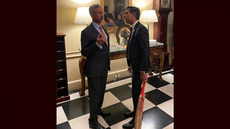 India’s External Affairs Minister Dr S Jaishankar Gifts Virat Kohli Signed Cricket Bat to UK Prime Minister Rishi Sunak During Official Visit at 10 Downing Street