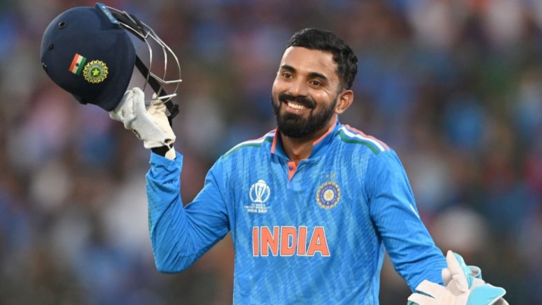 Fans Touch KL Rahul's Feet, Click Selfies With Team India Cricketer As He Enjoys Break From Cricket (Watch Video)