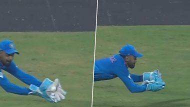 Superman! KL Rahul Takes Stunning Diving Catch to Dismiss Devon Conway During IND vs NZ ICC CWC 2023 Semifinal Match (Watch Video)