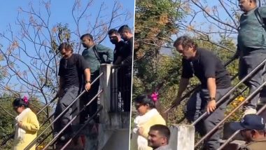 MS Dhoni Spotted Gingerly Protecting Injured Left Knee While Coming Down the Stairs During Ancestral Village Visit, Video Goes Viral!