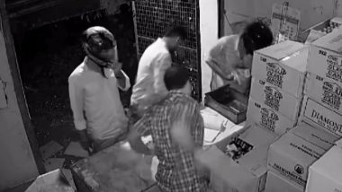 Robbery Caught on Camera in Tamil Nadu: Unidentified Men Attack and Rob Liquor Shop Employee in Madurai, Loot Cash and Alcohol Before Fleeing