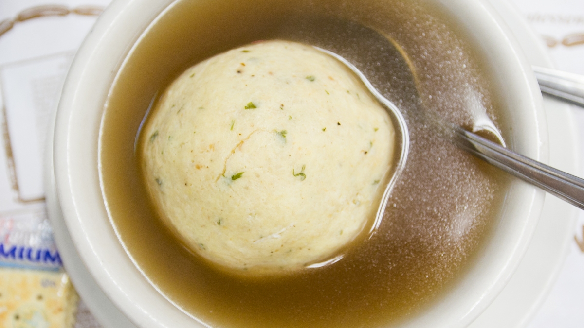 हनुक्का 2023: लैट्स से लेकर मात्ज़ो बॉल सूप तक, यहूदी त्योहार के दौरान पारंपरिक भोजन का आनंद लें