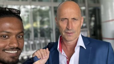 Famous After ‘X’ Banter Online, Amrit Pradhan Bumps into Nasser Hussain at CCU Airport in Kolkata Ahead of ENG vs PAK CWC 2023 Match