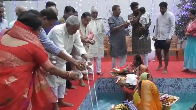 Chhath Puja 2023: Bihar CM Nitish Kumar Offers 'Araghya' to Rising Sun in Patna To Celebrate Chhath Festival (Watch Video)