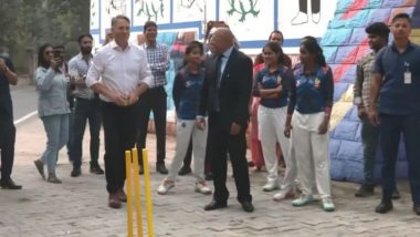 Australia Deputy PM Richard Marles Plays 'Gully Cricket' at Arun Jaitley Stadium Premises in Delhi (Watch Video)