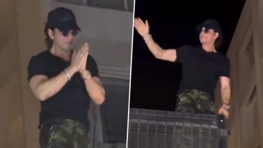 Shah Rukh Khan 58th Birthday: King Khan Greets Sea of Fans Outside Mannat, Wins Hearts With His Signature Pose (Watch Video)