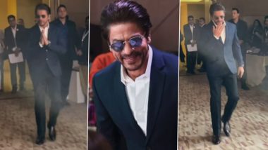 Shah Rukh Khan Looks Handsome in Blue Suit and Signature Pony Hairstyle at Event in Delhi (Watch Video)