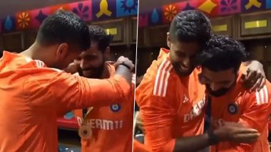 Suryakumar Yadav Awards 'Fielder of the Match' Medal to Ravindra Jadeja After India's Stunning Victory Against New Zealand In ICC CWC 2023 Semifinal