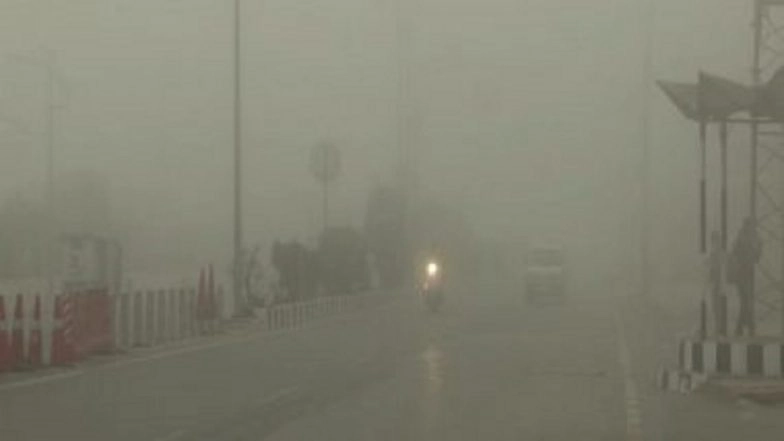 Severe Cold Wave Grips Kashmir, Morning Fog Lowers Visibility on Roads