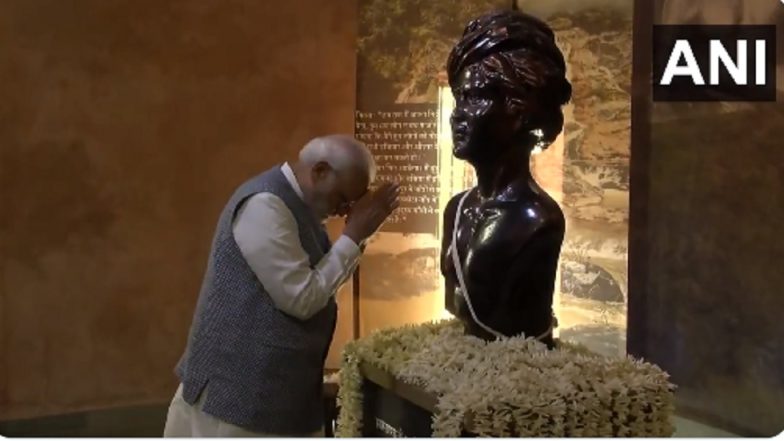 Bhagwan Birsa Munda Birth Anniversary 2023: PM Narendra Modi Visits Birsa Munda Memorial Park and Museum in Ranchi, Pays Floral Tributes to Indian Tribal Icon (Watch Video)